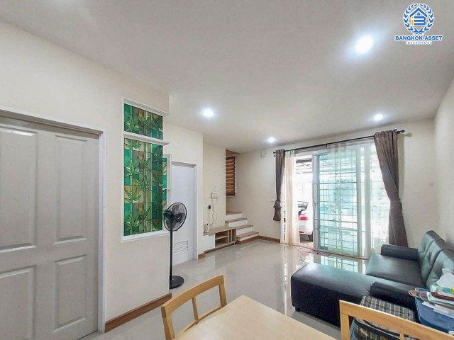 *****ทาวน์เฮ้าส์มือสองย่านเมืองทอง ม.โกลเด้นซิตี้ แจ้งวัฒนะ-เมืองทอง เนื้อที่กว้าง 19 ตร.ว. ฟังก์ชัน 4 ห้องนอน 3 ห้องน้ำ ที่จอดรถ 2 คัน ฟรี! เครื่องปรับอากาศ 4 เครื่อง ลงเสาเข็ม ต่อเติมพร้อมเข้าอยู่ได้ทันที ทำเลเดินทางสะดวก ใกล้รถไฟฟ้าสายสีชมพู "สถานีปากเกร็ด" และจุดขึ้นทางด่วน "อุดรรัถยา" จองเลย!